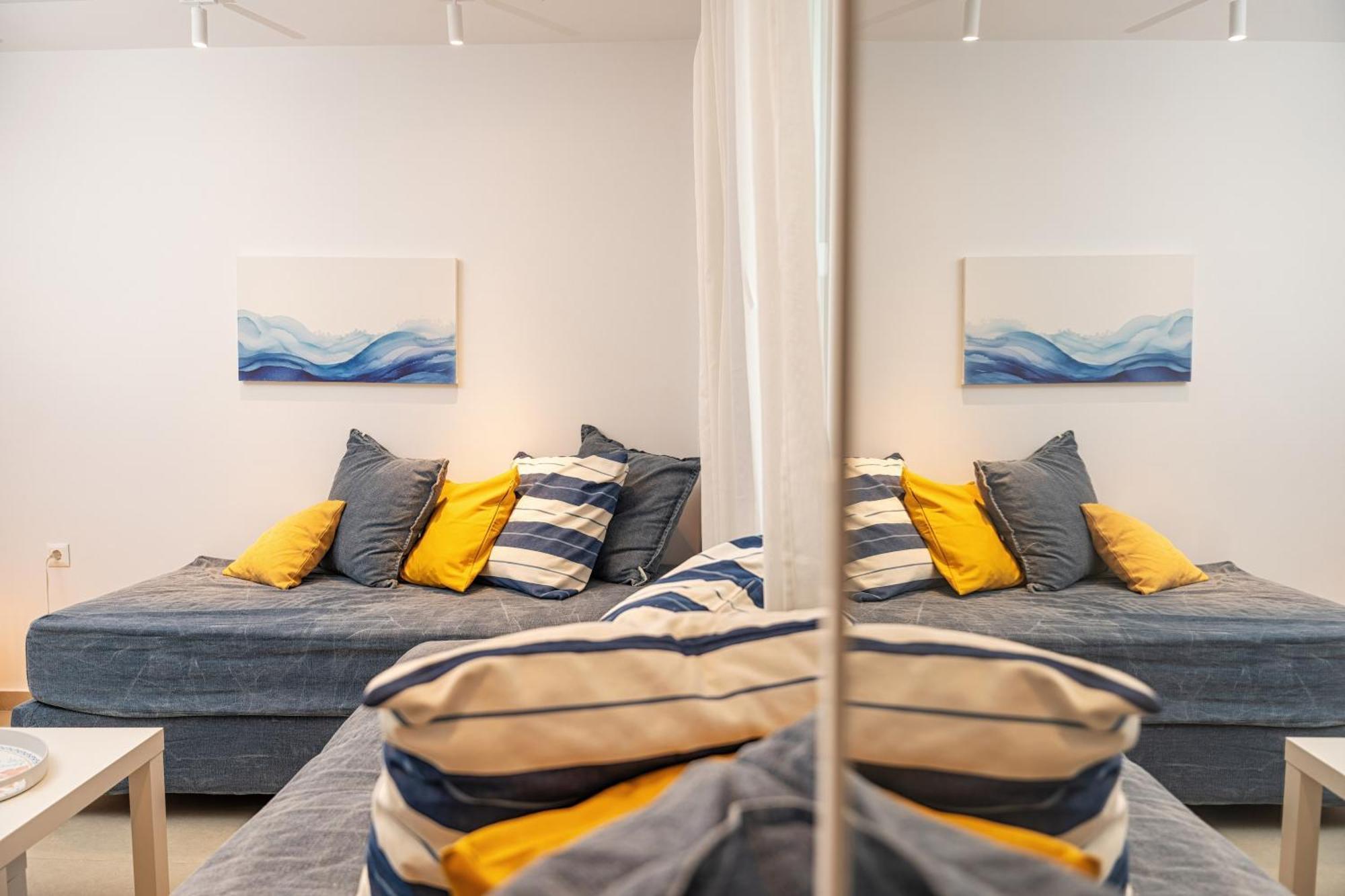Blue & White Velvet 20M From The Beach Danilia 외부 사진